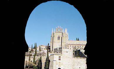 Toledo Cruza la Puerta y entra 